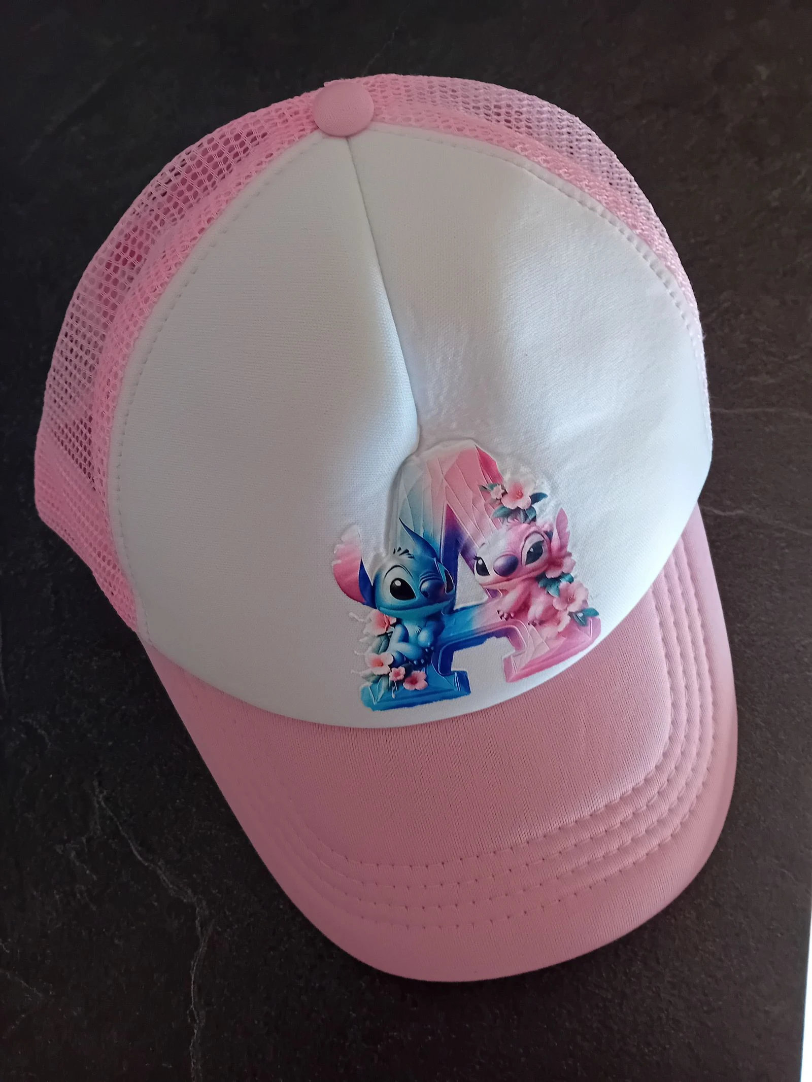 Casquette réglable stitch avec la lettre A taille 53-59
